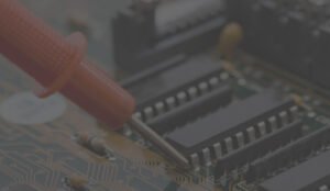 Circuit imprimé avec composant électronique et sonde rouge en contact