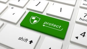 Clavier avec touche verte "protect" et bouclier, entourée de touches blanches.