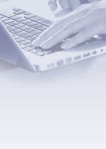 Personne utilisant un ordinateur portable avec les mains sur le clavier.