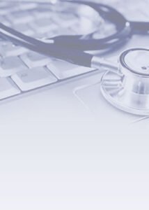 Stéthoscope sur un clavier d'ordinateur, symbolisant technologie et médecine