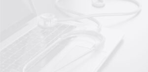 Stéthoscope sur clavier d'ordinateur portable, lien santé-technologie.