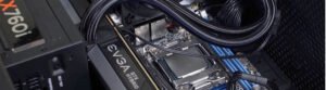 Intérieur d'un PC avec refroidissement liquide, EVGA GTX Hybrid, alimentation 760i.
