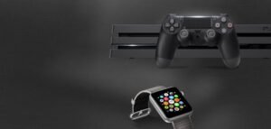 Manette de jeu noire et montre connectée avec icônes sur fond sombre.