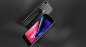 Deux smartphones noirs empilés, écran allumé coloré, dos avec logo de pomme visible.