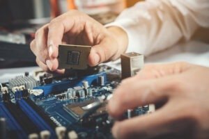 Installation d'un processeur sur une carte mère d'ordinateur en cours.