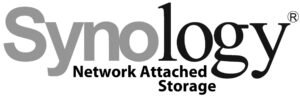 Logo de Synology, texte noir et gris sur fond blanc, fabricant de stockage réseau.