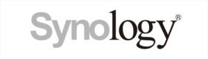 Logo de Synology avec texte stylisé noir et gris sur fond blanc.