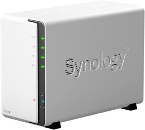 Synology NAS blanc avec voyants frontaux indiquant l'activité du réseau et des disques.