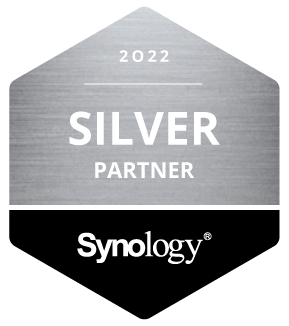 Insigne hexagonal argenté avec texte "2022 Silver Partner Synology".