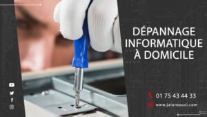 Technicien en gants blancs réparant un ordinateur avec un tournevis lors d’un dépannage informatique à domicile.